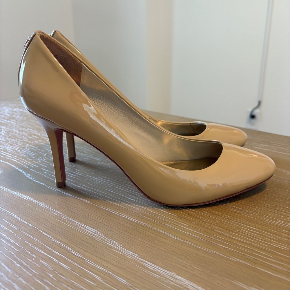 Coach Beige Patent Leather Round Toe Pumps Heels Size 9B Signature Logo Accent - Picture 1 of 8